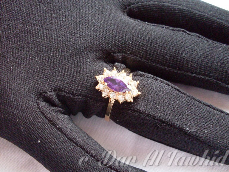 bague incrustee d'une pierre de couleur violette