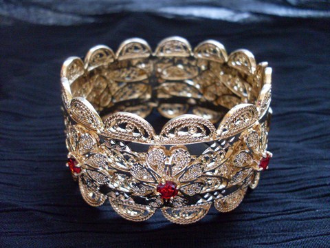 bracelet incrusté de pierre rouge